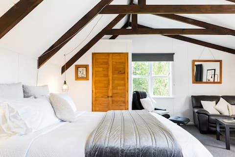 Muriwai Homestead Cottage - Relax & Explore