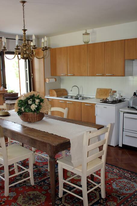 Zona pranzo con cucina