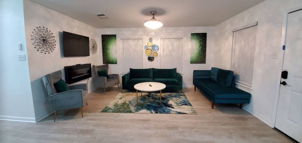 Entire Duplex Unit A&B Near DWTN & Austin Airport gallery image 5