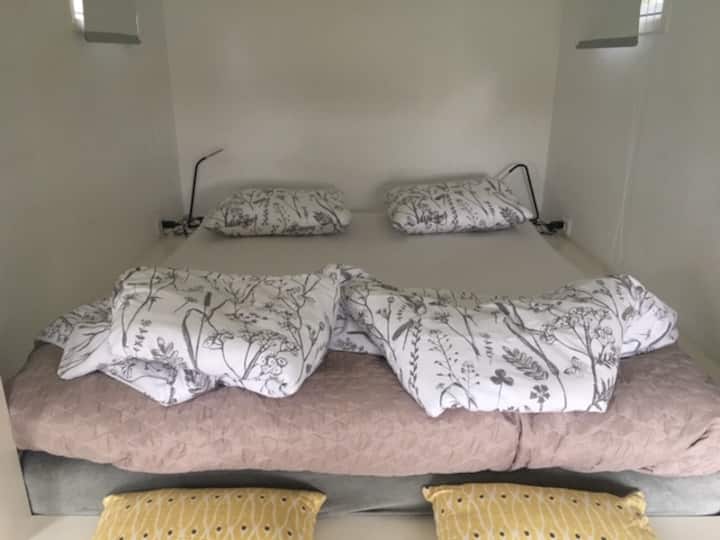 Kitanda cha kisasa kina ukubwa wa kitanda wa sentimita 200 x 160