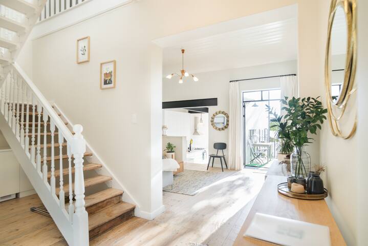 Stylish Victorian Derwent Rd Off Hip Kloof Street gallery image 2