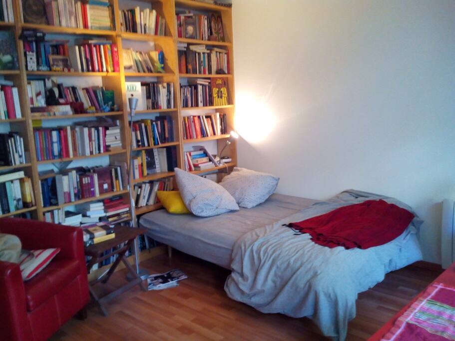Du Lit Habitat 140*200, avec draps Habitat coton d'Egypte, la vue sur la terrasse et le jardin est un plaisir matinal renouvelé.