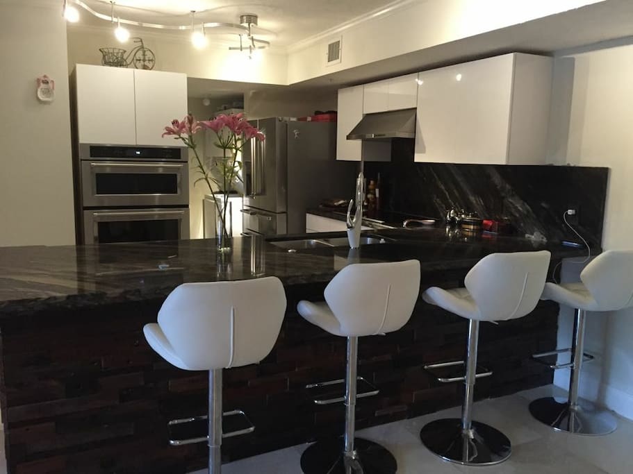 Kitchen w/ Bar