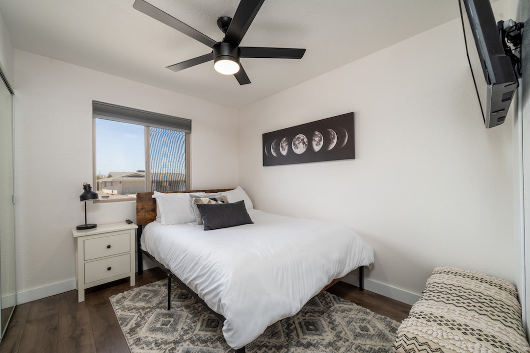 卧室1配备标准双人床、智能电视和镜面衣柜。