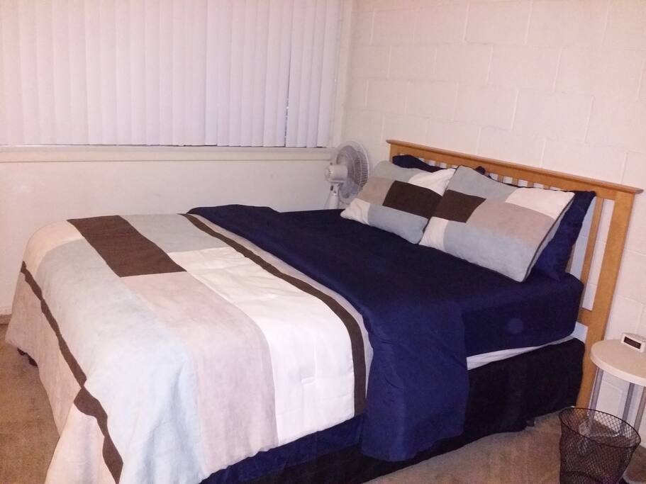 Queen-size bed in the bedroom