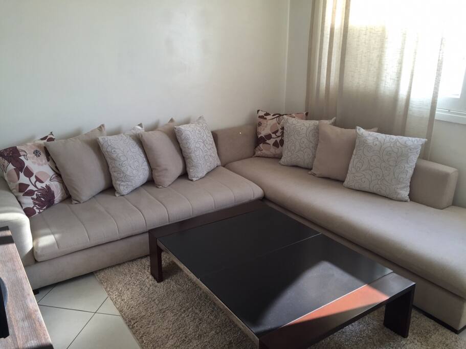 Living Room 2/3