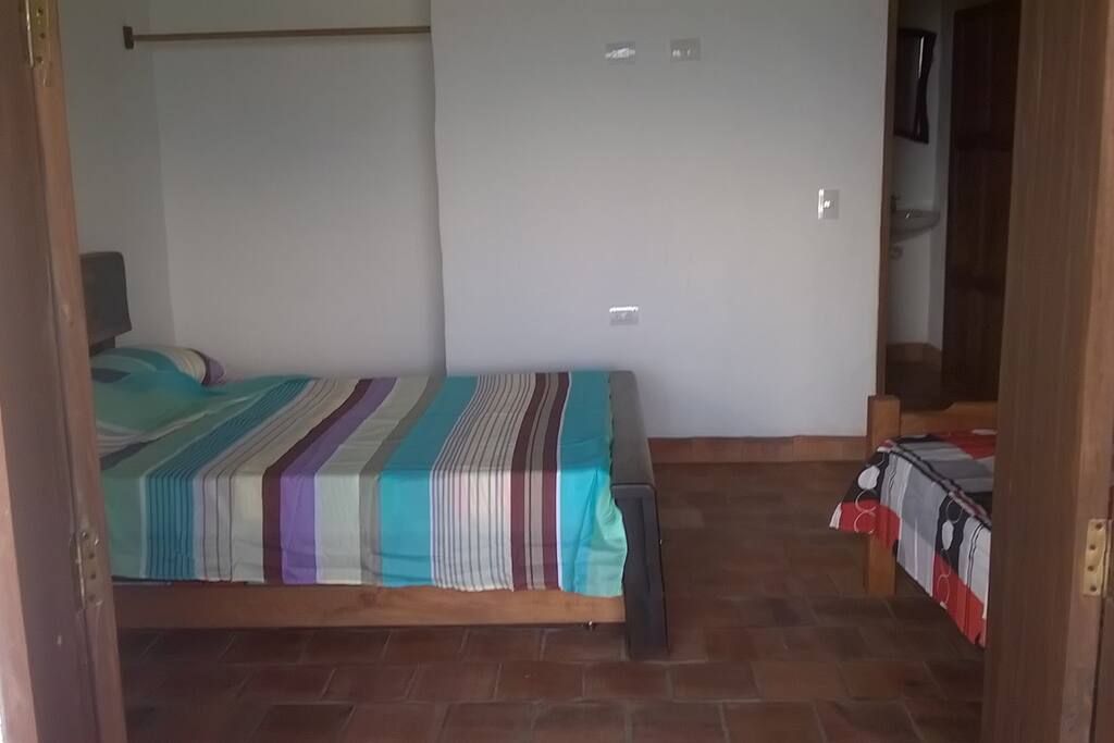 Habitacion no.3
2 camas sencillas
1 doble