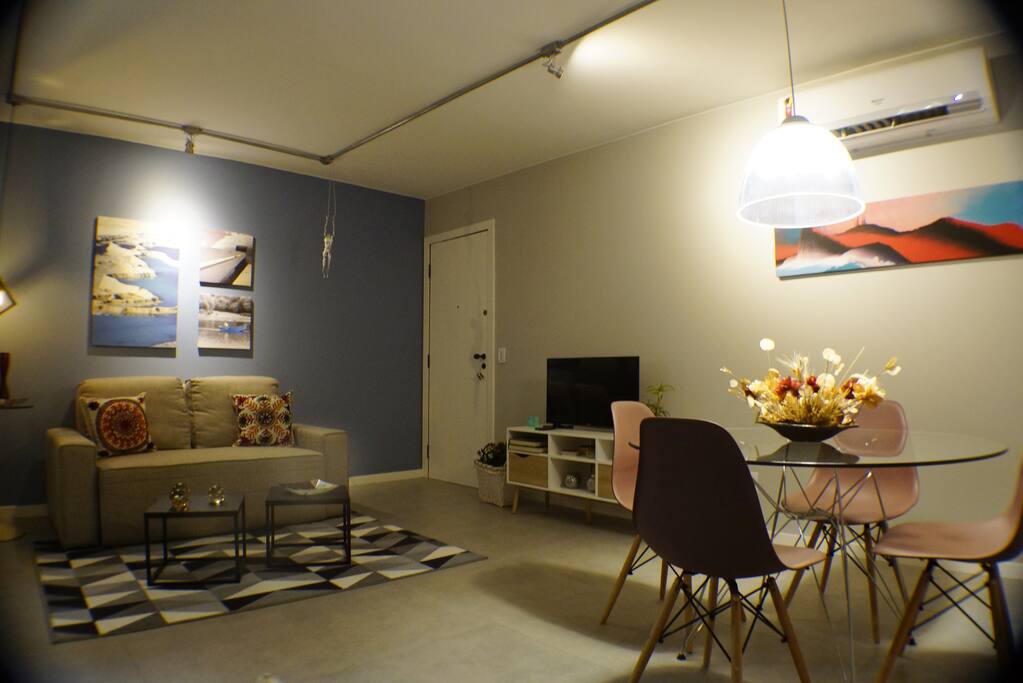 Sala de estar e de jantar integradas.
Living room and dining area