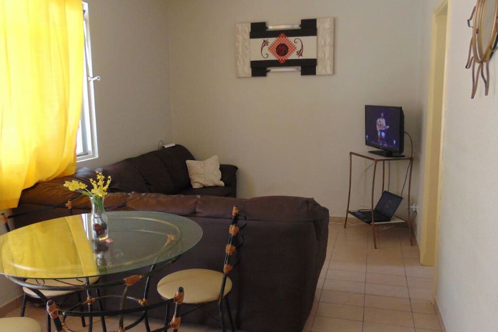 Sala ampla com mesa e TV