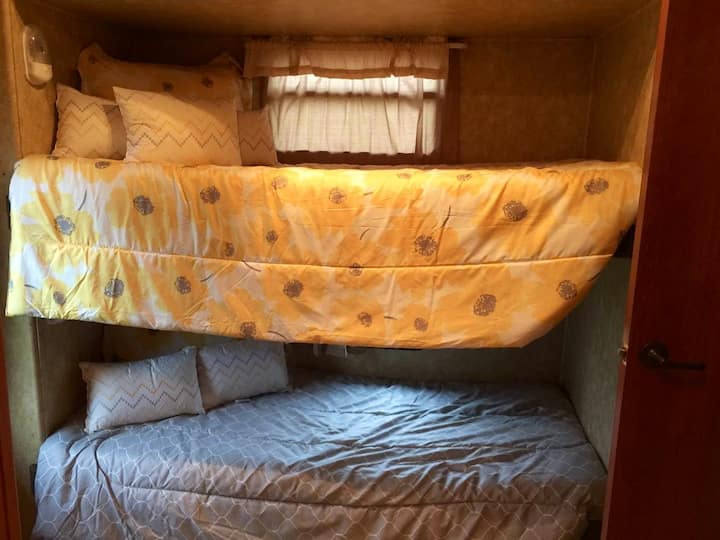 Våningsrummet har 3 eller 4 våningssängar.
Om 3 sängar, kommer du också att ha en soffa för att njuta och koppla av efter en lång dag vid sjön.