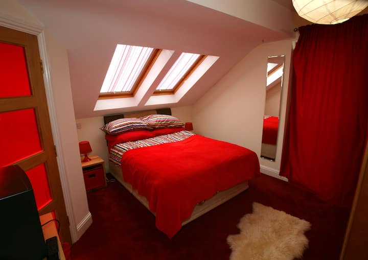 The Red Room: Double Ensuite Room with WIFI