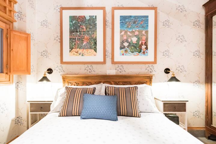 Stroll to the Royal Palace from a Charming Central Apartment gallery image 3