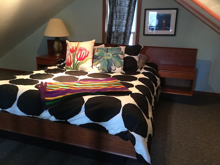 Შუა საუკუნეების საწოლი ლოფტშია