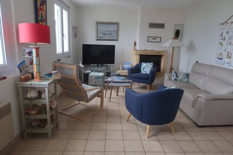 Successful Airbnb property: waterfront house in front of the beach in île Tudy