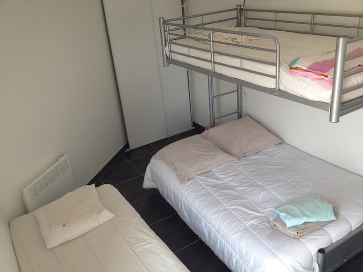 M1 - ห้องนอน 2 - 1 เตียงเดี่ยว 1 เตียงคู่รวม 1 เตียงพร้อมเตียงเดี่ยว 1 เตียง