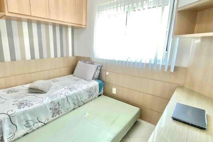 غرفة نوم ثالثة بسريرين مفردين + مكتب. 