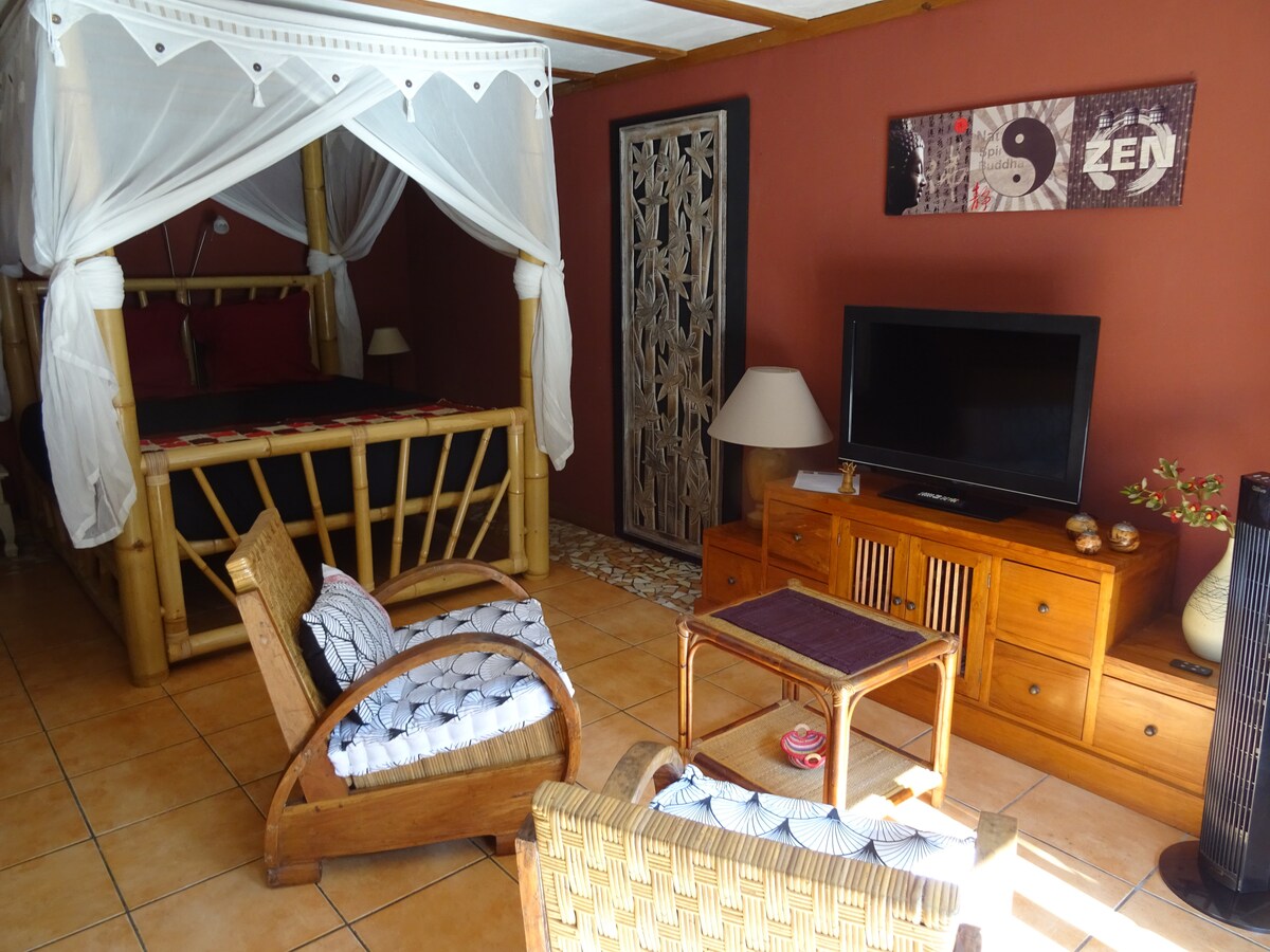 Propriété Airbnb réussie: Charming studio at Annick & Jean-Pierre's à L'étang Salé