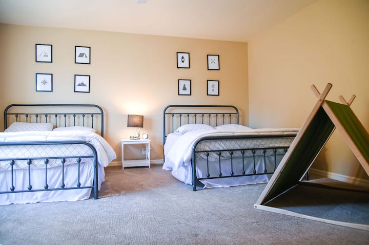 bedroom #3  with 2 queen beds and attached full bath