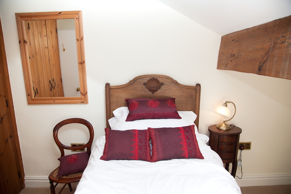 ห้องนอน 7 
ตอนนี้มี 'เตียงนอนเล่น' ซึ่งสามารถเปลี่ยนเป็นเตียงคู่ได้หากจำเป็น - แจ้งให้เราทราบเมื่อคุณจอง 