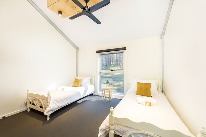 Igumbi lemibhede eyodwa elinesilingi, ifreyimu yensimbi evulekile nokubukeka -  pls note, igumbi manje linombhede owodwa ongu-2 x nesisekelo semilenze emide