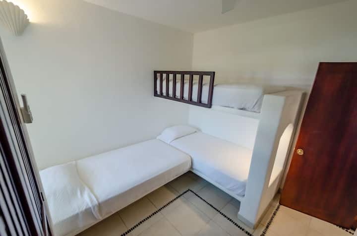 Tercer recamara con cama individual y dos camas infantiles.