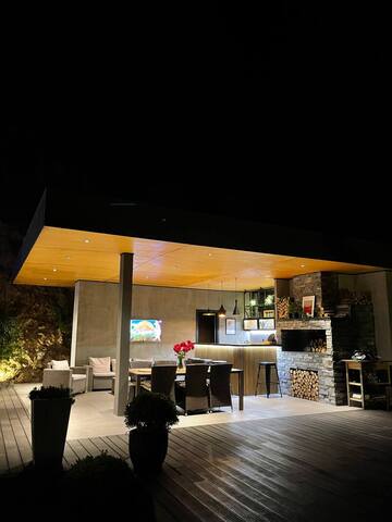 Unique & Fascinating Villa With Magnificent Garden gallery image 5