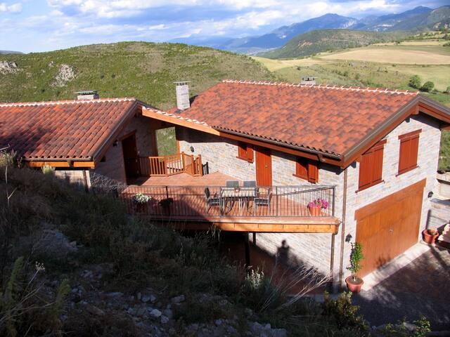Pleasant Studio, great views of the mountains.