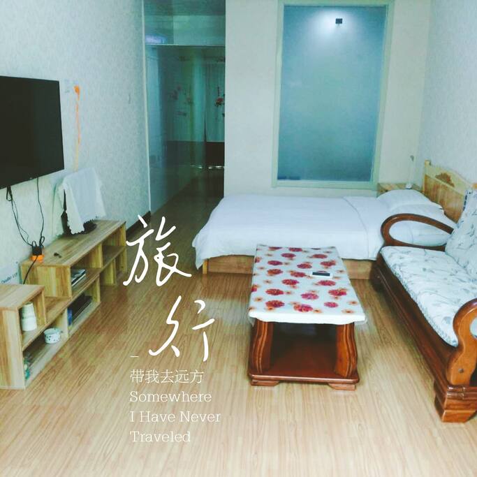 客厅(living room)有电视、热水壶、Wi-Fi、小桌子、水杯,一张双人床(It has TV,double-bed,electric kettle,glasses,wifi)