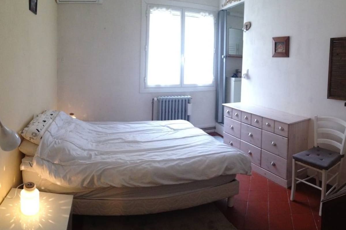 de slaapkamer op de eerste