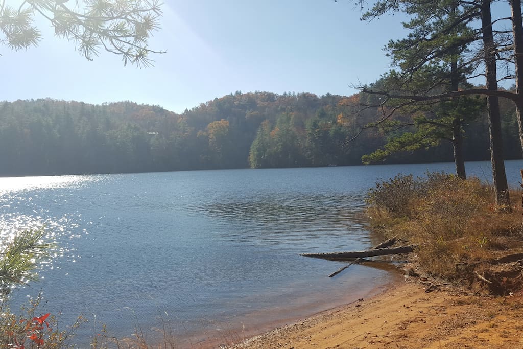 3 minute walk to the lake