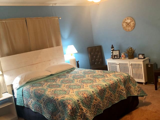 AWESOME private bedroom, 2 mins from I-95