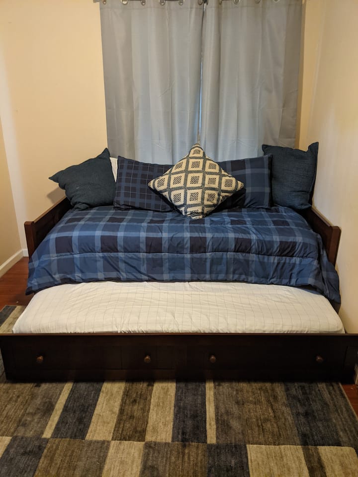 1号卧室配有2张日光浴床，下方有一张矮床