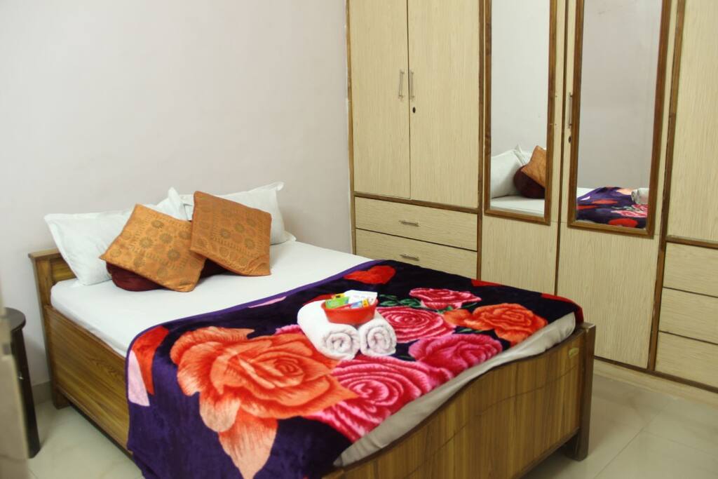 Queen size bed for single guests or kids