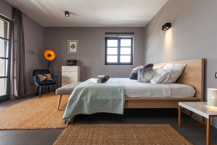 Extra large bedroom on the 1st floor.