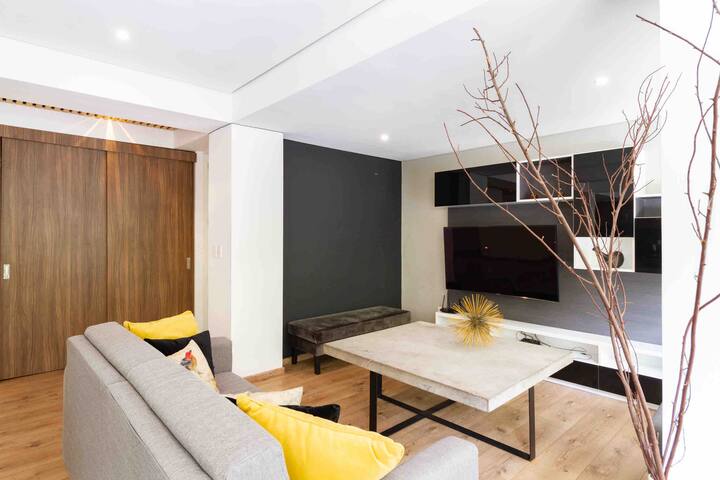 Outdoor Patio Luxury 3BD Apartment gallery image 2