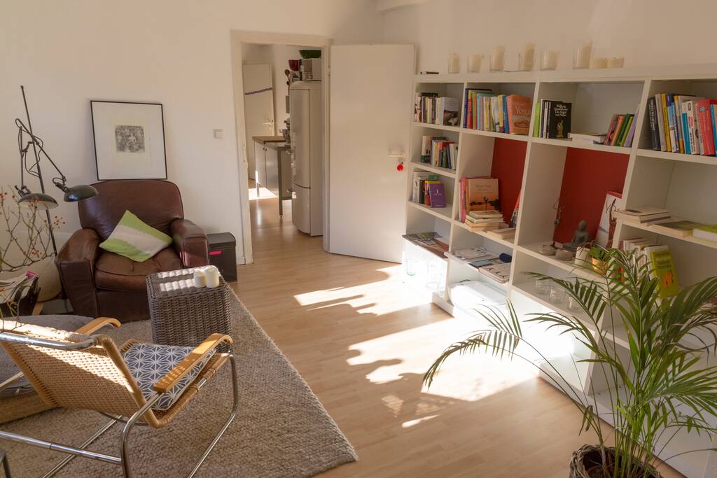 Lesen und ausruhen kannst du im Wohnzimmer/ You can chill and read in the living room
