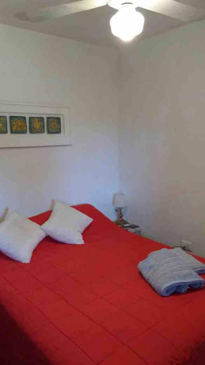 Спалня с двойно легло и голямо детско креватче. 