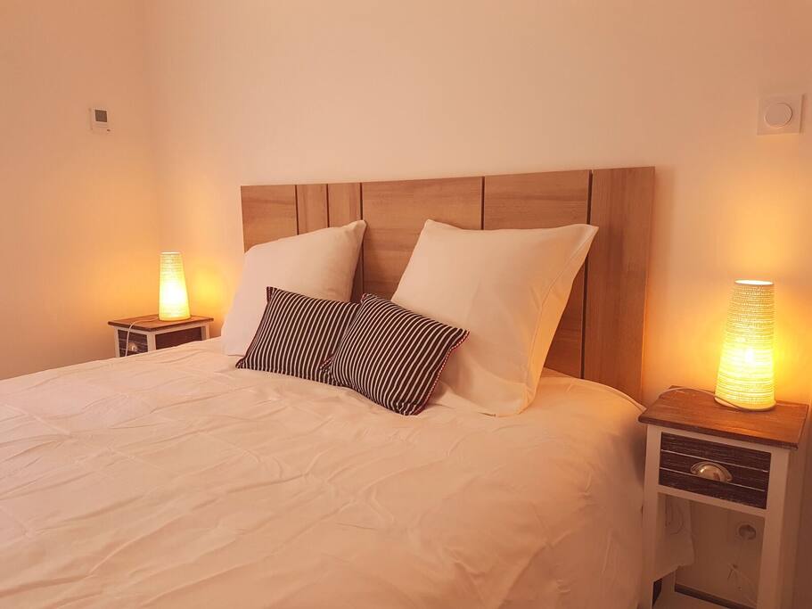 Chambre parentale. Chaque chambre dispose d'un grand placard avec de nombreux rangements.