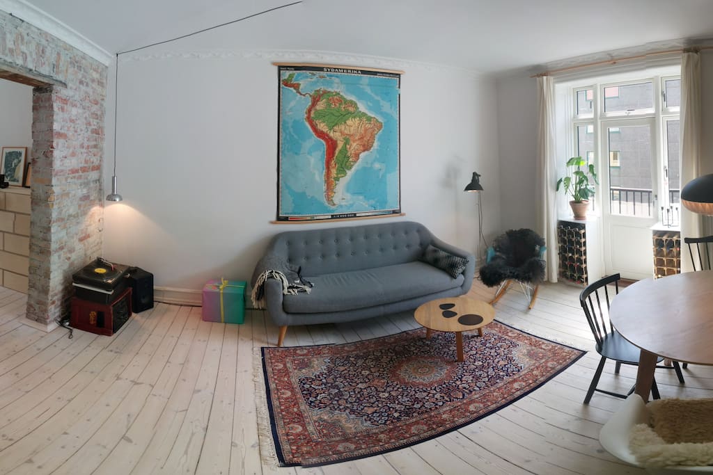The livingroom (You can see the balcony to the right)