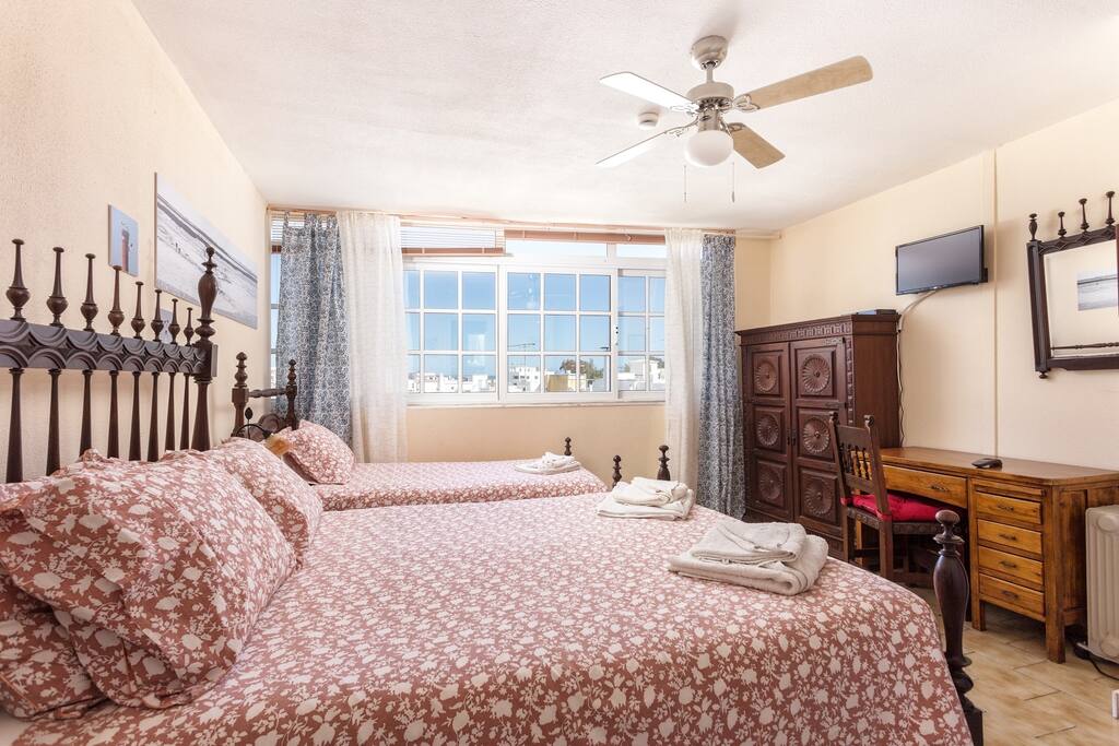 "Laranja" En-suite Family Room, #31, 3rd Floor with privat shower/sink and Sea Views