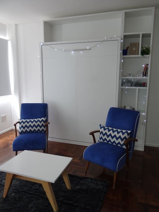 Mesita ratona para poder leer y descansar- small table