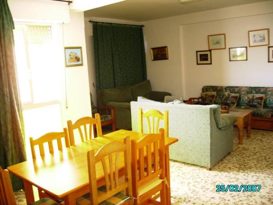 amplio salón con TV y TDT y ventanas que dan al mar