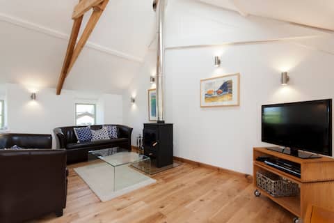 Top Airbnb: Appletree Cottage at Cotmore Farm in Stokenham