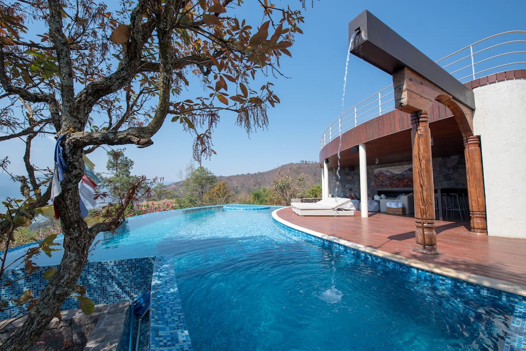 Alberca y estancia - Pool and sitting area