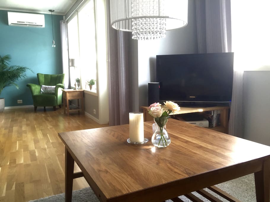Tv with payTv, AppleTV and Xbox in the living room.