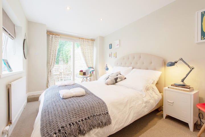 Главната спална соба со врати кон дворот