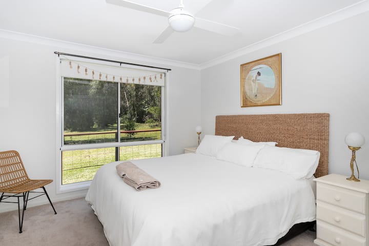 Descanso dormitorio principal tamaño king con baño privado
