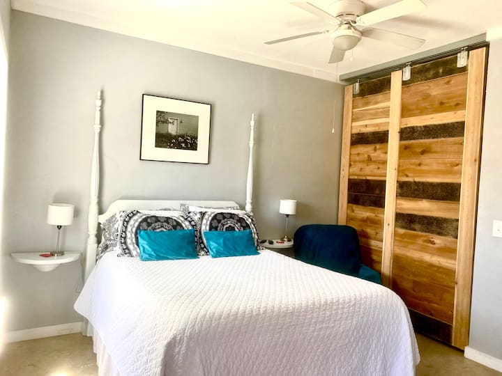 Спална соба со брачен кревет (широк 150 - 179 см)