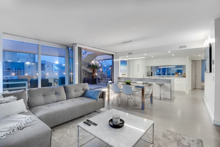 Dhana iliyo wazi ni kamilifu kuwasiliana na familia yako na marafiki.  Kochi ni sofabeti ambayo itakuja na matandiko ya ziada.