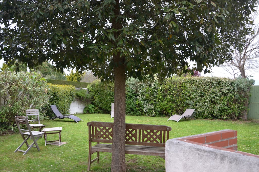 jardin clos 300 m2 avec barbecue